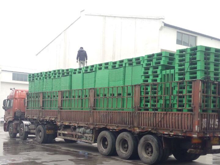 冒雨裝車，綠色托盤墊板裝車發走
